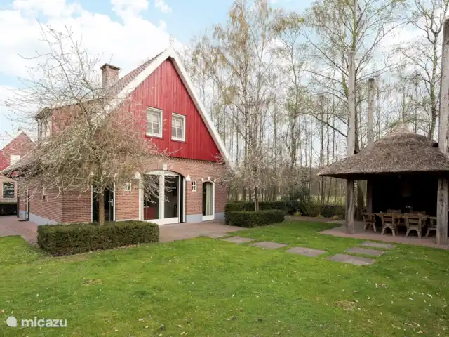 Tuin met diverse terrassen en fietsenberging